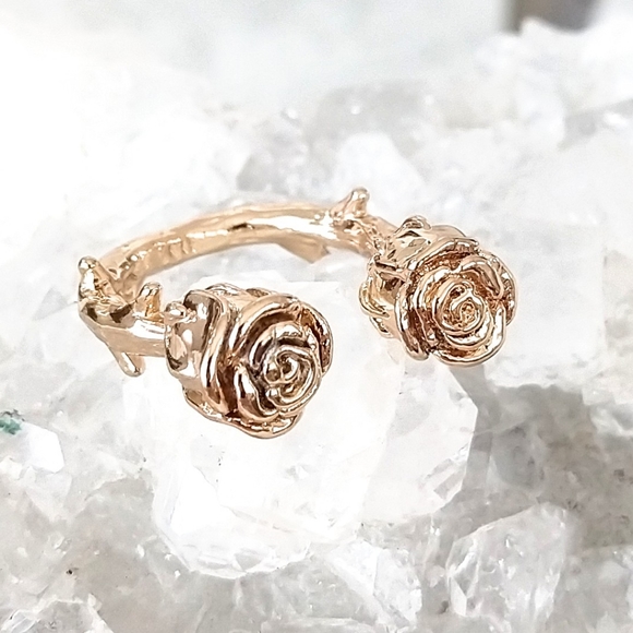 Jewelry - Magical double rose cuff ring